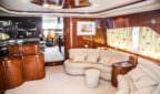 Интерьер в центральной каюте на Luxury яхте Elegance 65.